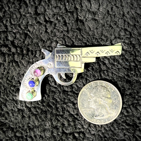 Shiny Sterling Silver Six-Shooter Revolver Brooch - Picture 4 of 4